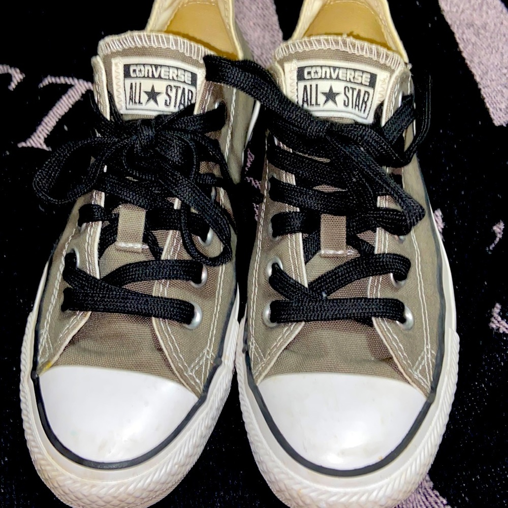 Grey low top Converse All Stars LIKE NEW *Super Clean* Women’s size 7